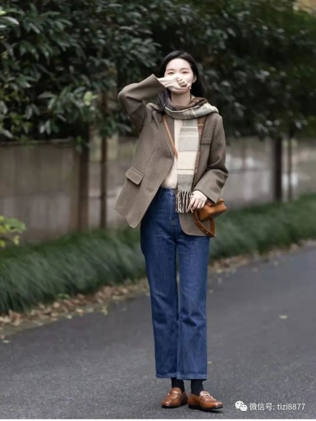 女人穿牛仔裤配什么鞋子好看