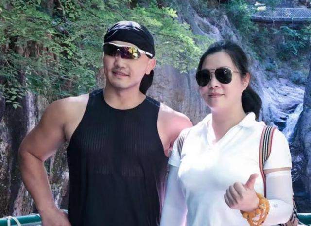 武僧一龙首次公布抱娃照片!一龙娇妻美若天仙,身份却成谜