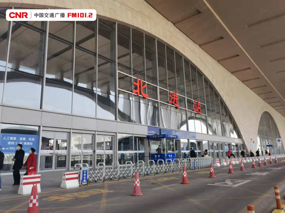 石家庄火车站目前进出站防疫政策:进出站口皆需测温,温度正常,健康码