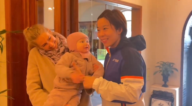 新王加冕,世界第1桃田丢掉骄傲,国羽女将合影安赛龙女儿_腾讯新闻