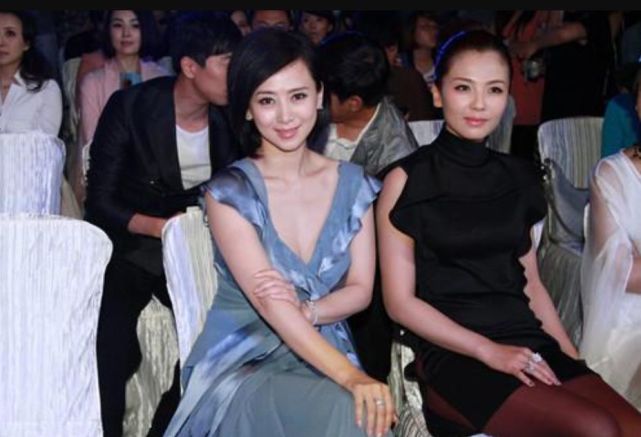 翁虹保养得真不错,穿蓝色深v礼服同框刘涛,完全看不出来差10岁