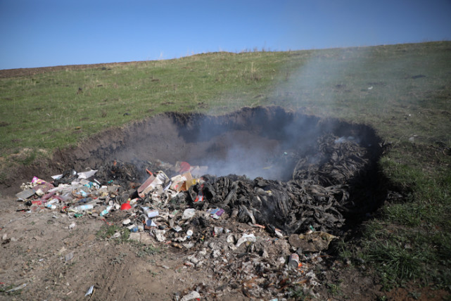 半月谈丨回收废地膜,为啥这么难