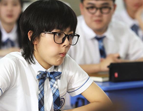 嘴巴馋想吃些东西打发时间,有些家长会认为不过是上课吃些东西,孩子