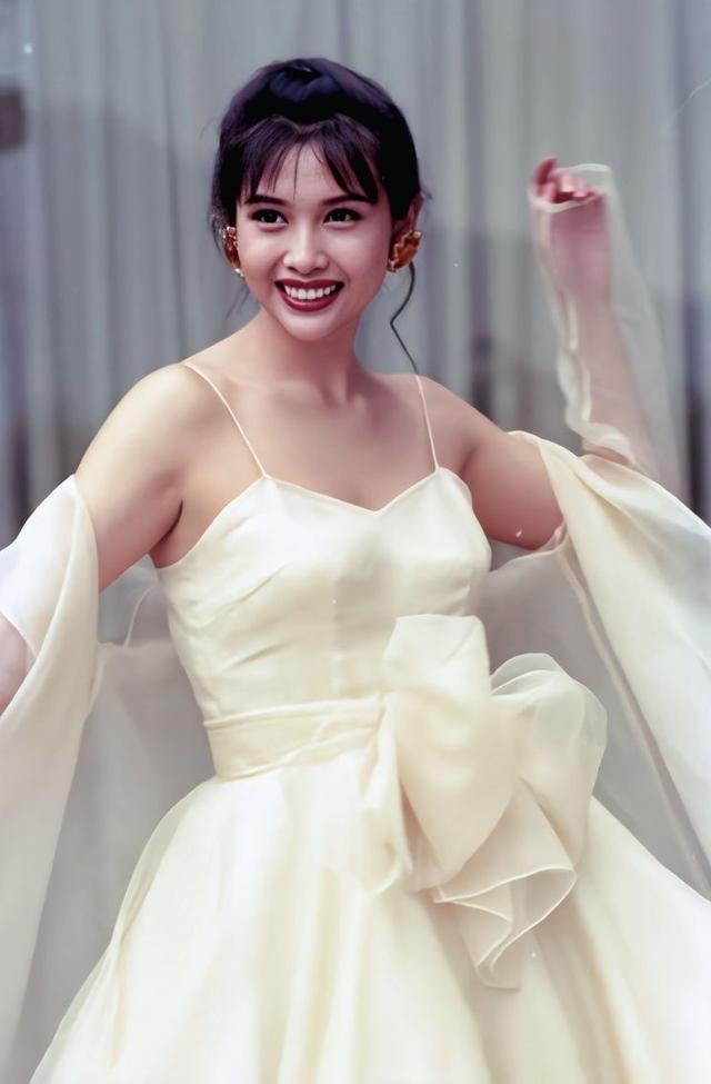 赌神2她一袭红衣叼扑克牌的模样,惊艳了时光,52岁气质不输当年|邱淑贞