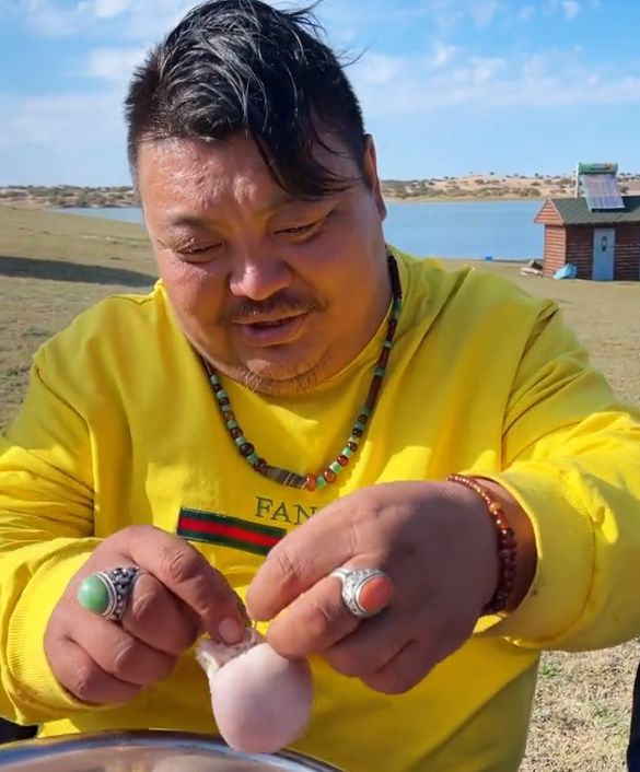 恩克与毛子哥翻脸后,餐厅价格表被扒,网友:怎么不去抢劫?_腾讯新闻