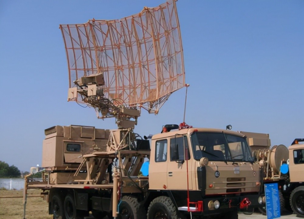 印军大量新式武器部署死亡山谷,精锐力量山头喊口号,真的很反常