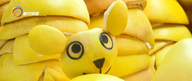 拿柚子皮玩出新花样有人慕名前来学习摊主忙不过来了