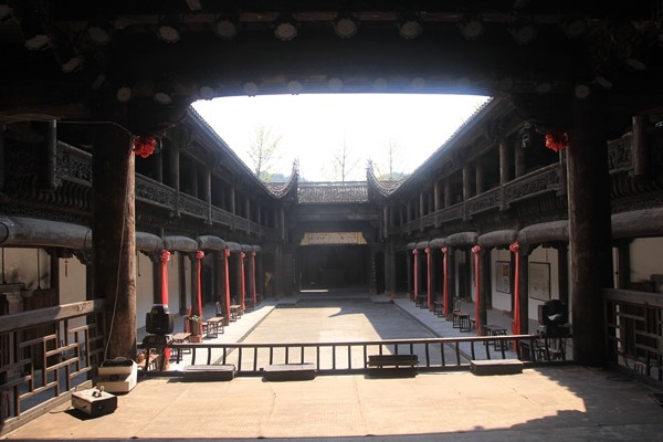 经过独山未看到水司楼参观一个仿古建群