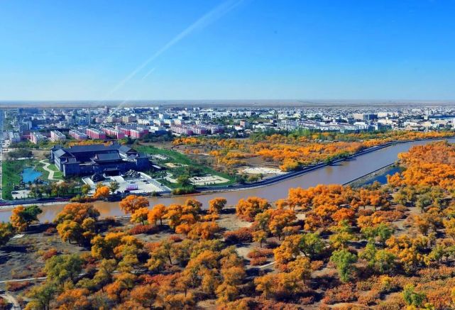 额济纳旗位于内蒙古最西端,面积11.46万平方公里,户籍人口3.2万人.