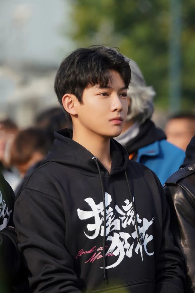 他能否在音乐中找到自我呢,期待逐步成长的李彬彬.预祝