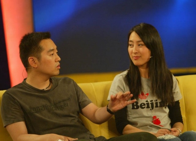 马苏与绯闻男友聚餐两人出门刻意隔好远男生比她打扮还精致