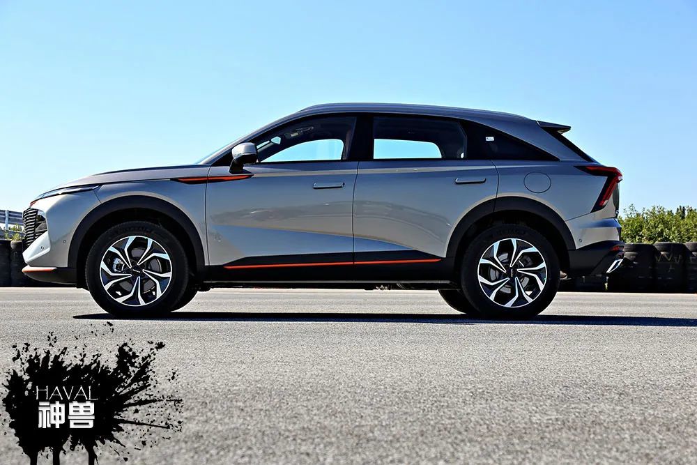 以科技品质唤醒年轻试驾哈弗神兽