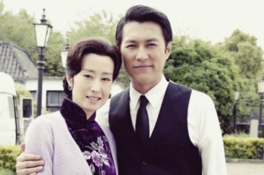 靳东时隔6年与刘敏涛同框!身材发福仍帅气,二人亲密搂肩感情深