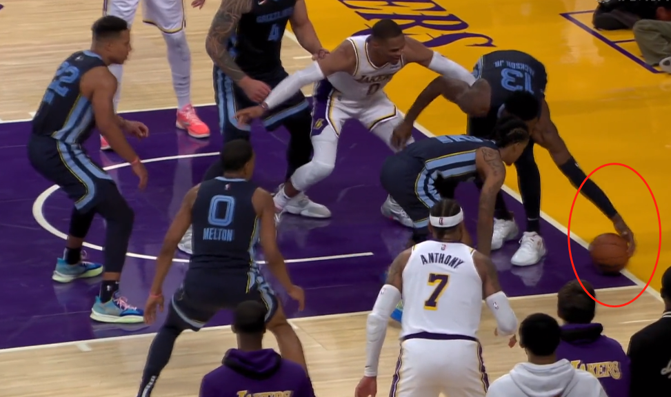 湖人真不容易!最后20秒裁判2次强行加戏 就这么不想让湖人赢?