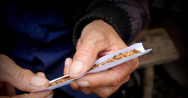 没香烟之前,农村老人经常抽旱烟,为什么他们却很少得肺病?_腾讯新闻