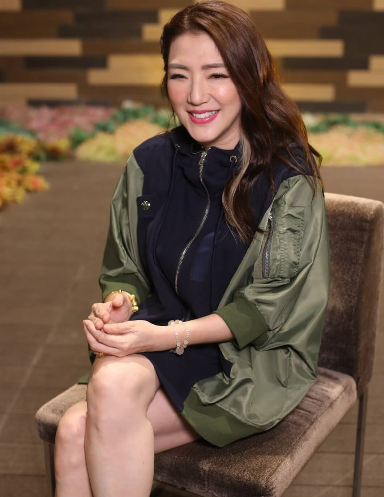 与黄日华约会传绯闻,关宝慧称将来的事无法知道,缘分看上天安排_腾讯