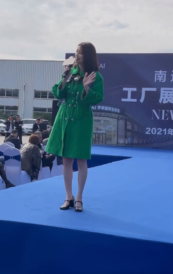 50岁洪欣为赚钱到工厂商演！低温天气下仍露美腿，无人捧场显心酸