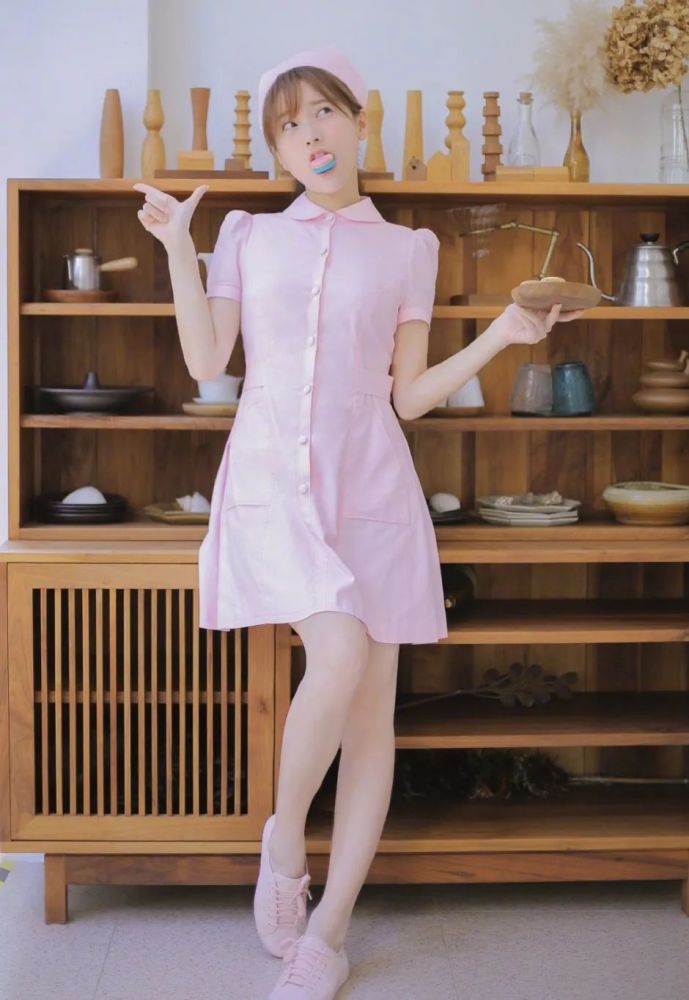 金莎粉色制服俏皮清新写真