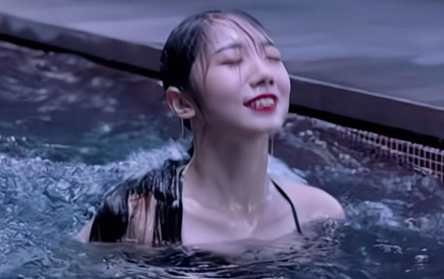 孟美岐游泳视频被翻出,穿挂脖泳衣扎马尾辫,造型太美引发争议