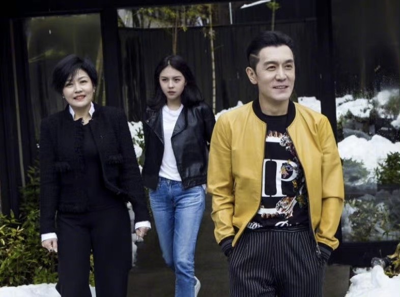 知名主持人李咏去世三周年,妻子晒白花悼念,女儿发文惹泪目