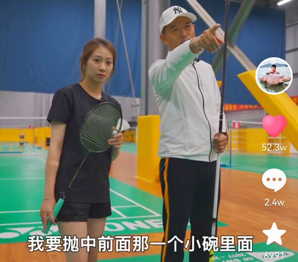 也许是尝到了甜头,近日邓刚老师又约了美女球员王小羽一起打羽毛球.