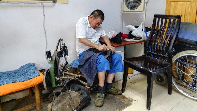 上海百年老弄堂的"公共客厅"里,容纳了孤老兄弟的修鞋摊