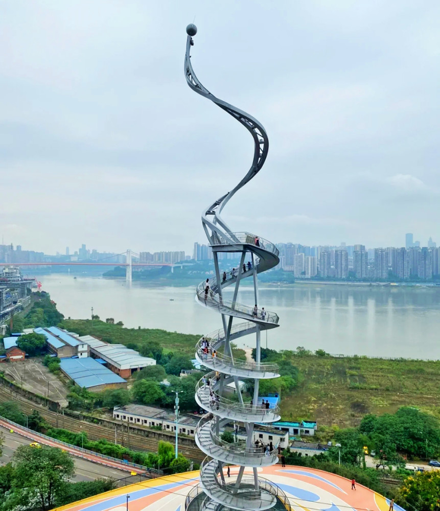 重庆长江边的一个新地标虽然名字叫塔实际更像弹簧