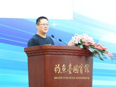 尼采手机的创始人卢洪波