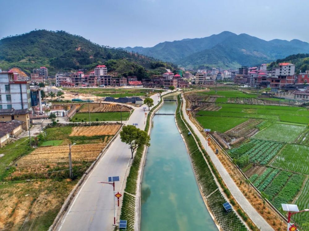秋日早晨,不少村民正在长卿镇山格生态清洁型小流域岸边散步,呈现出人