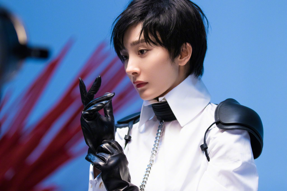 杨幂短发造型又美又飒表态单身后化身事业型女强人