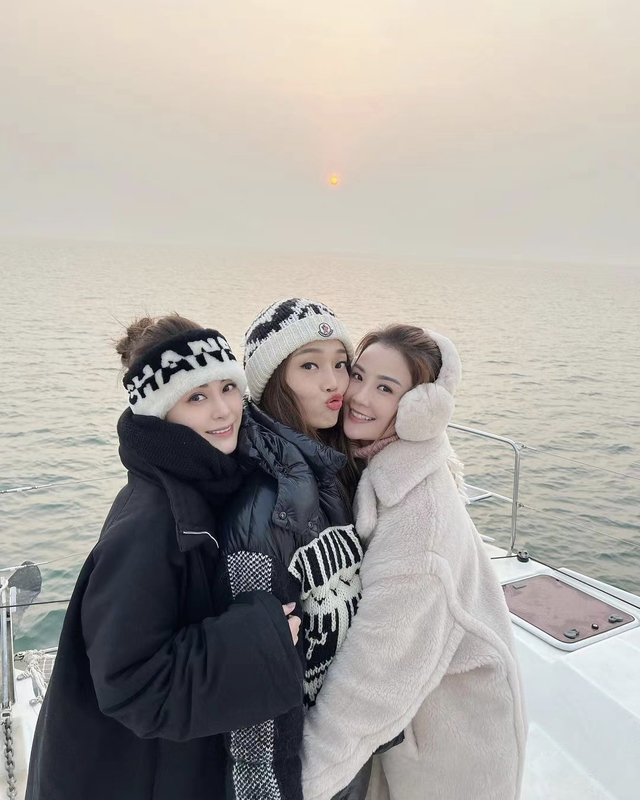 twins容祖儿看日出贴脸拥抱亲密合影有望参加乘风破浪