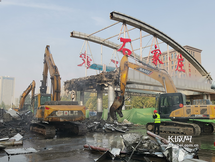 正在拆除龙门架…石家庄裕华路高速口将成记忆