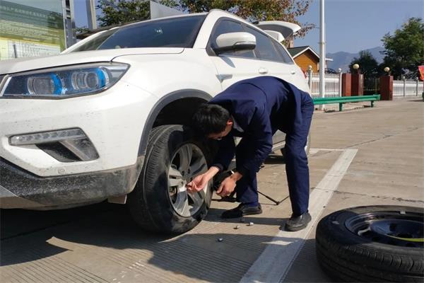 运城南高速公路公司帮助司机换轮胎排忧解难暖人心