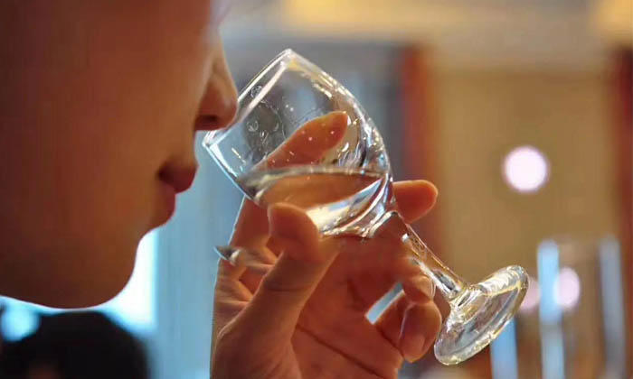 白酒的头香,尾香,喷香是指什么?你知道如何闻香识酒?