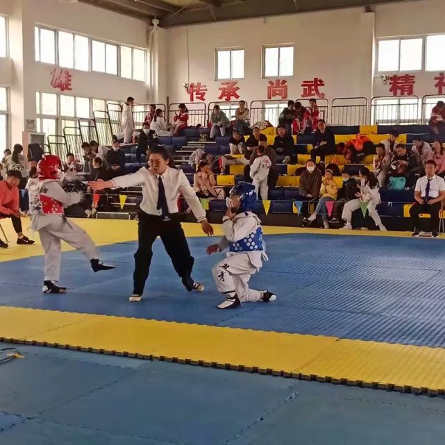 2021年10月23日,连云港市神州武术学校训练馆内进行了一场精彩难忘的