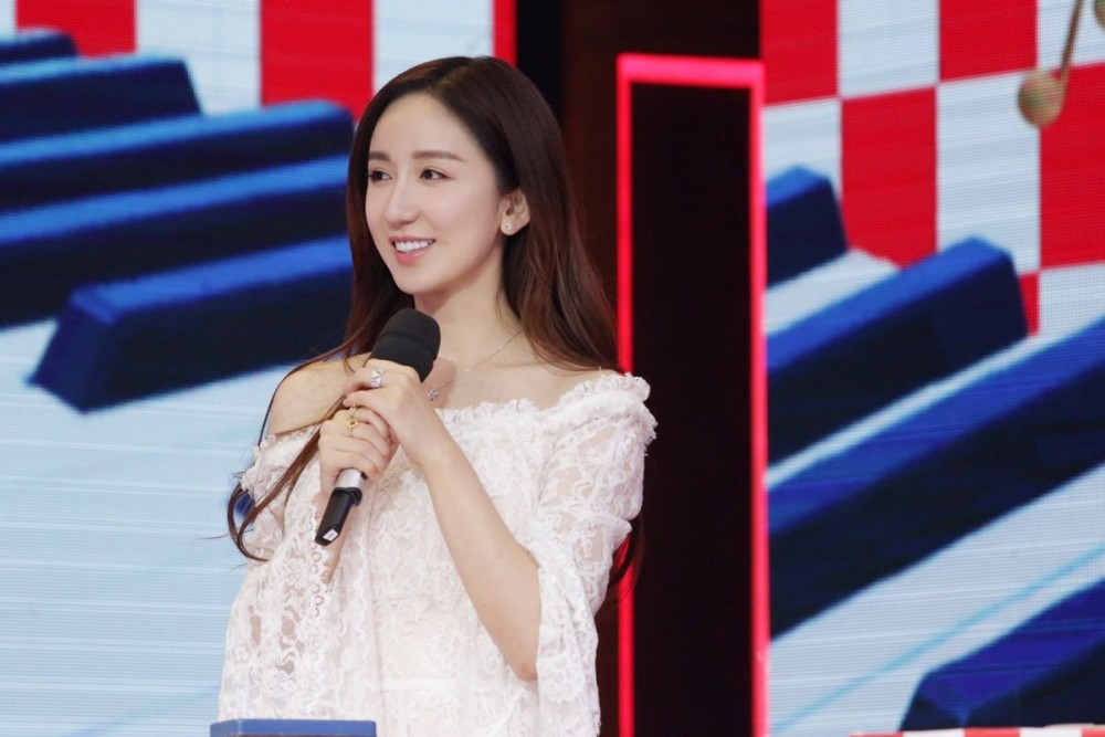 胡一菲娄艺潇为何不红了看她干过的那些事就不奇怪了