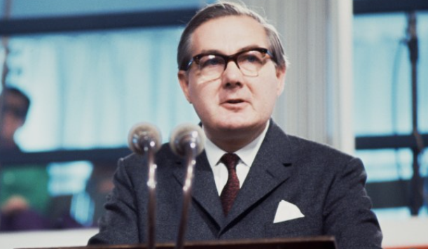 1965年,英国工党的财政大臣詹姆斯·卡拉汉