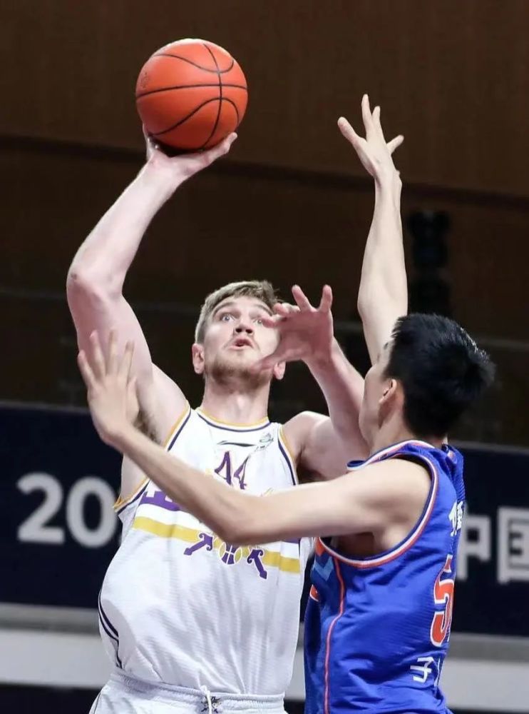 澜特球星前普渡大学核心cba内线巨兽艾萨克哈斯签约北控男篮