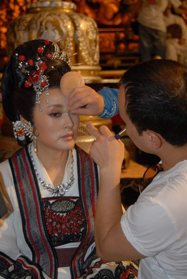 与薇娅合作初代国民化妆师毛戈平将上市夫妻两人身家超2亿