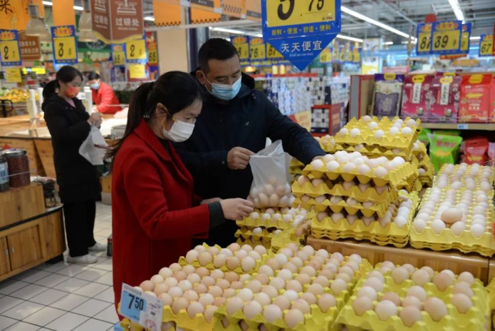 汇川区合力超市岛内价超市中华路店店长周刚告诉记者:"疫情防控期间