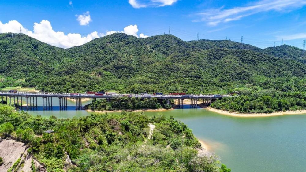 水库内树木丛生,清凉宜人位于民治街道白石龙村后观澜河的发源地是