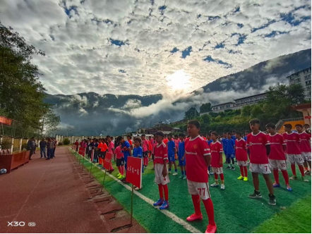 墨脱县第二届成长杯中小学足球联赛开幕