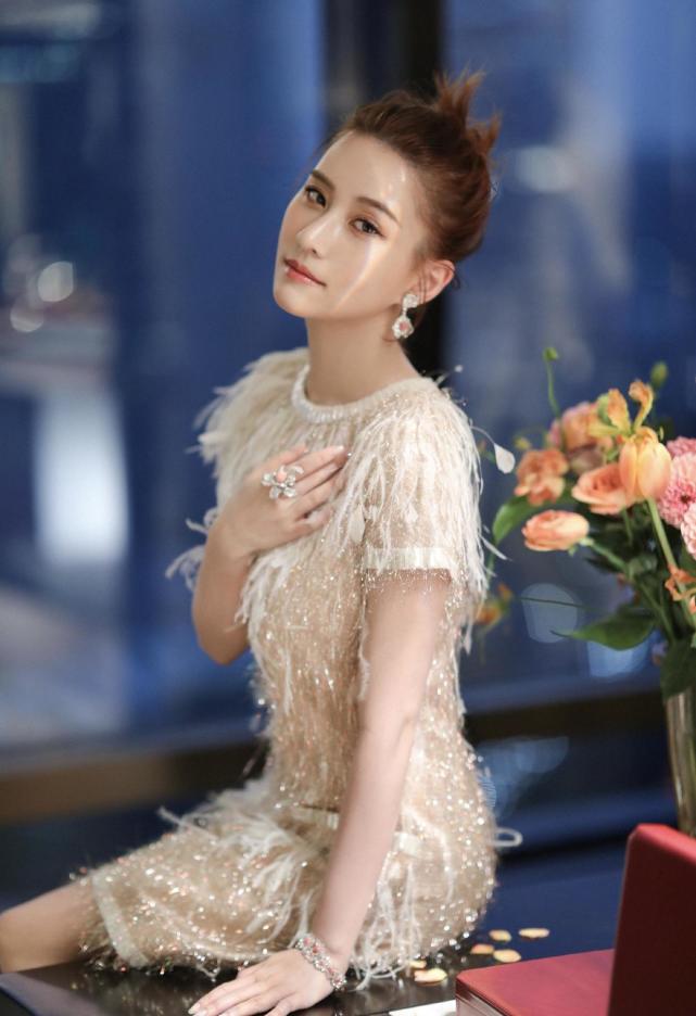 何超莲不愧是名媛,穿一袭白色流苏裙优雅如天鹅,太有千金气质