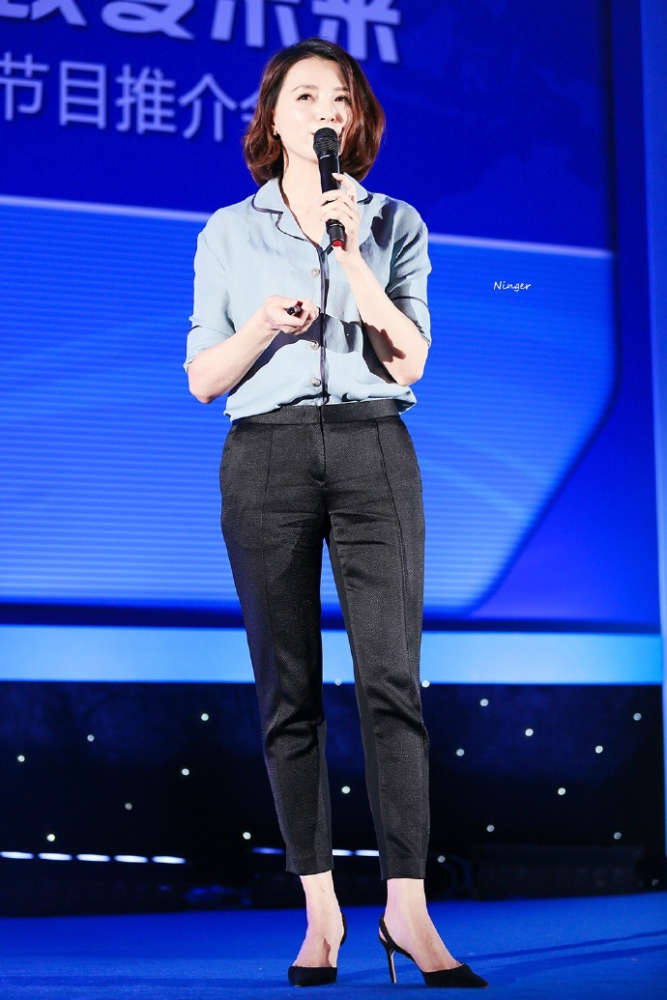 央视一姐董卿太美了穿印花连体裤踩恨天高气质不凡太养眼