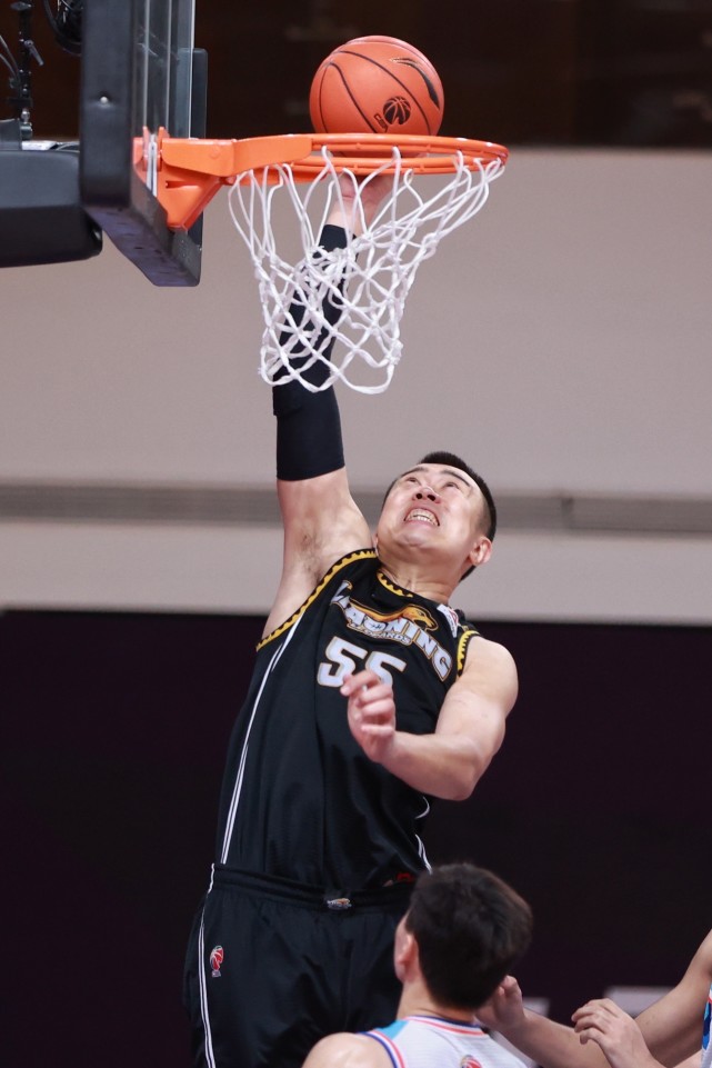 10月25日,辽宁本钢队球员韩德君在比赛中扣篮.新华社记者 刘续 摄