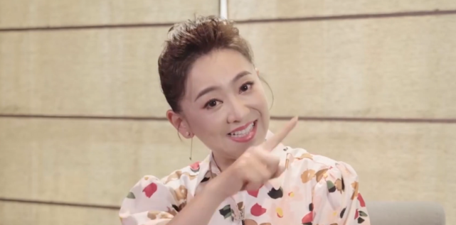 月亮姐姐凭1个故事进央视主持22年容颜不老为事业39岁产子