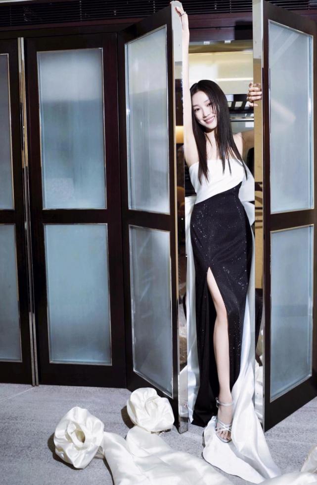 裙身采用了裹身的剪裁,这就能秀出菅纫姿的s型曲