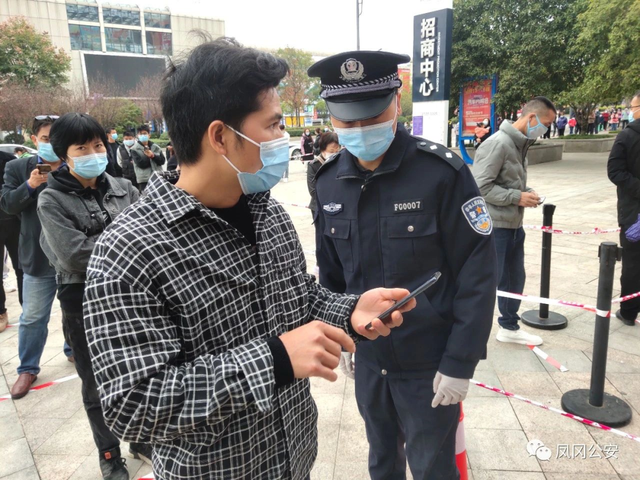 10月25日凌晨时分,凤冈县中医院外科护士潘艳妮脱下防护服后,拖着疲惫