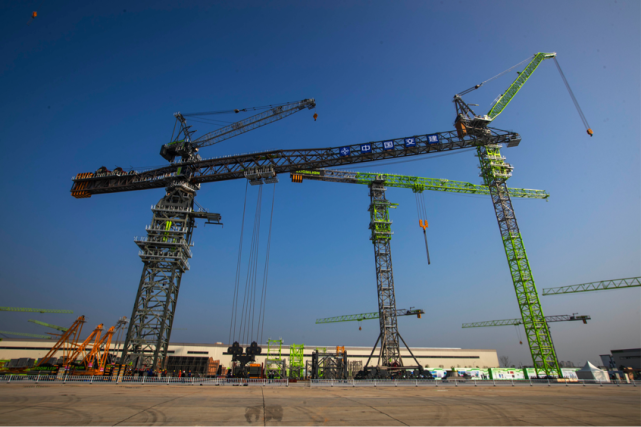 中交二航局打造的全球最大上回转塔机正式下线