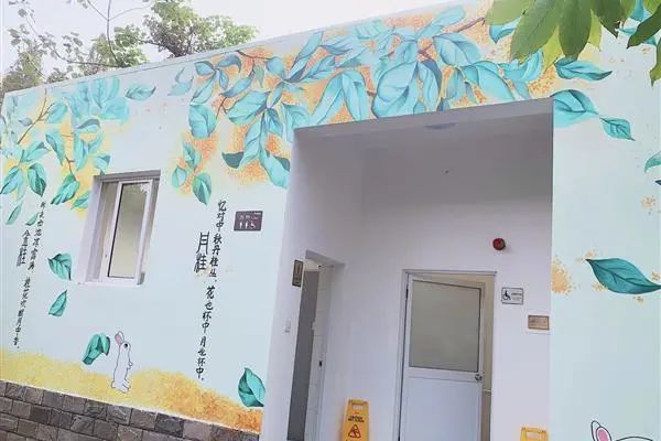 厕所内设施齐全配